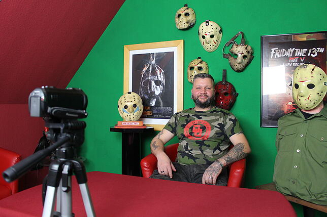 Das Studio: So sieht es aus, wenn Oliver Müller im Obergeschoss seines Hauses Youtube-Videos online stellt. Die Masken an der Wand sind ...