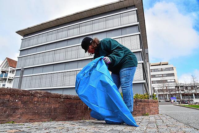 Simone Pies von der Narrenzunft sammelt auf der Dachterrasse im Stadtkern hunderte Zigarettenstummel ein.