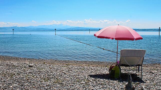 Bald weht im Immenstaader Strandbad Aquastaad die &bdquo;Blaue Flagge&ldquo; wieder. Es ist die einzige Badestelle am Bodensee &ndash; ...