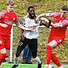 Der FC 08 Villingen (Ibrahima Diakite, Mitte) musste gegen Abstiegskandidat Offenburger FV (Simon Leopold, links, und Noah Hirt) eine ...