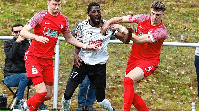 Der FC 08 Villingen (Ibrahima Diakite, Mitte) musste gegen Abstiegskandidat Offenburger FV (Simon Leopold, links, und Noah Hirt) eine ...