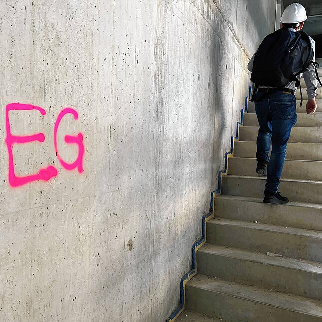 Noch ist die Treppe ein Provisorium. Martin Münzenmaier geht sie hinauf, dicht gefolgt von Malte Heinrich. Beide wollen aufs Dach.