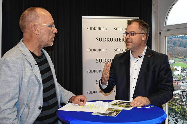 Laufenburgs Bürgermeister Ulrich Krieger (rechts) stellt sich der Kritik zur Hochrheinbahn im Interview mit SÜDKURIER-Redakteur Markus ...