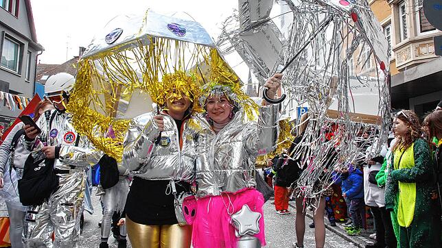 Der große Fasnet-Umzug in der Singener Innenstadt begeisterte mal wieder das närrische Volk. 69 Gruppen aus Singen und Umgebung gaben ...