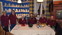 Vereinschef Denis Fischer (Dritter von rechts), Schriftführerin Irmgard Klee (Dritte von links), die Beisitzerinnern Margrit Engesser ...