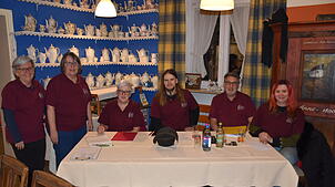 Vereinschef Denis Fischer (Dritter von rechts), Schriftführerin Irmgard Klee (Dritte von links), die Beisitzerinnern Margrit Engesser ...