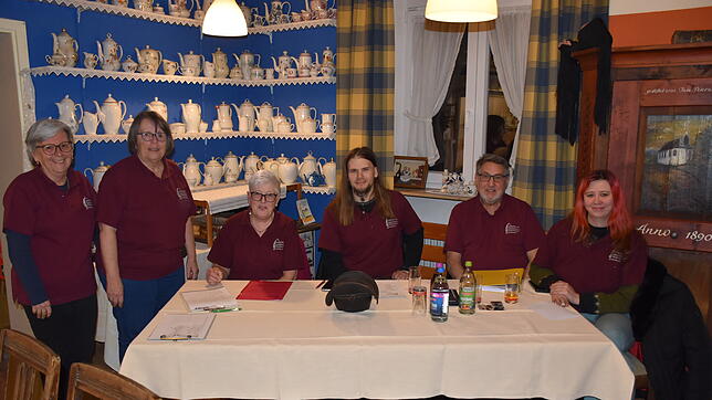 Vereinschef Denis Fischer (Dritter von rechts), Schriftführerin Irmgard Klee (Dritte von links), die Beisitzerinnern Margrit Engesser ...