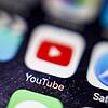Hamburg, 17. November 2016 &ndash; Youtube-Icon auf einem auf einem iPhone PUBLICATIONxINxGERxSUIxAUTxHUNxONLY