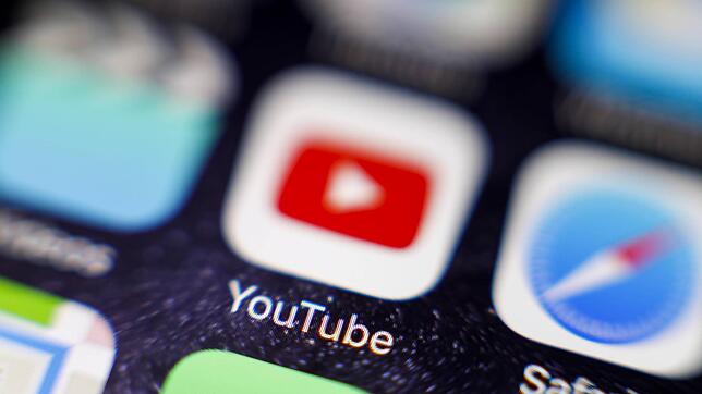Hamburg, 17. November 2016 &ndash; Youtube-Icon auf einem auf einem iPhone PUBLICATIONxINxGERxSUIxAUTxHUNxONLY