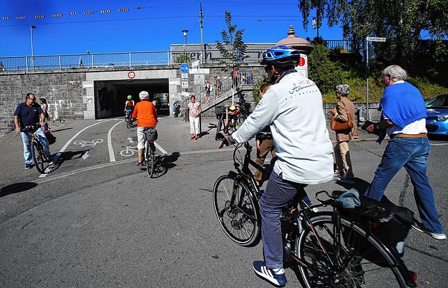 Ecke Seestraße/Conrad-Gröber-Straße: Chaos herrscht an der Sternenplatz-Unterführung Ecke Seestraße/Conrad-Gröber-Straße. Zwei Radspuren ...