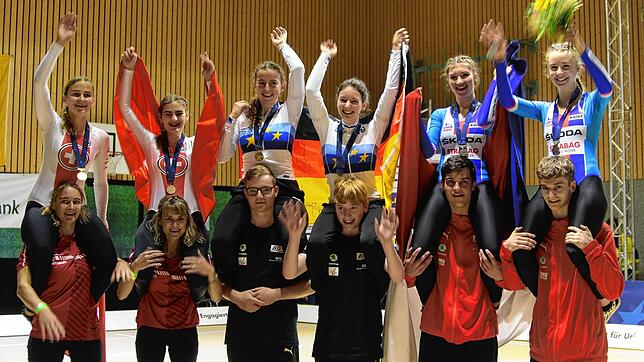 Titel verteidigt: Anna-Sophia von Schneyder (Mitte, links) und Anika Papok vom RV Lottstetten sind nach 2019 erneut ...