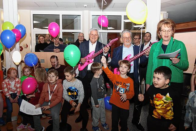 Mit Spaß sind die beiden Geschäftsführer der Nachsorgeklinik Tannheim, Thomas Müller und Roland Wehrle (Mitte von links) mit ihren ...