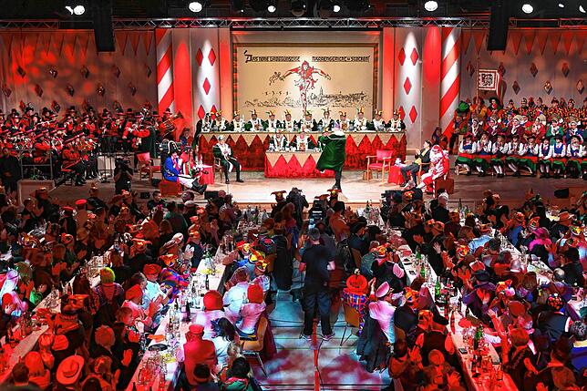 Blick in die Jahnhalle bei der Narrengerichtsverhandlung am Schmotzigen Dunschtig. Im Mittelgang zwischen den Tischreihen sind die ...