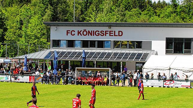 Hier, auf dem Platz des FC Königsfeld, startet im August die neue Landesliga-Saison. (Archivbild)