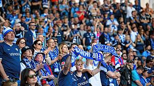 Fans vom VfL Bochum feiern trotz Rückstand ihr Team.