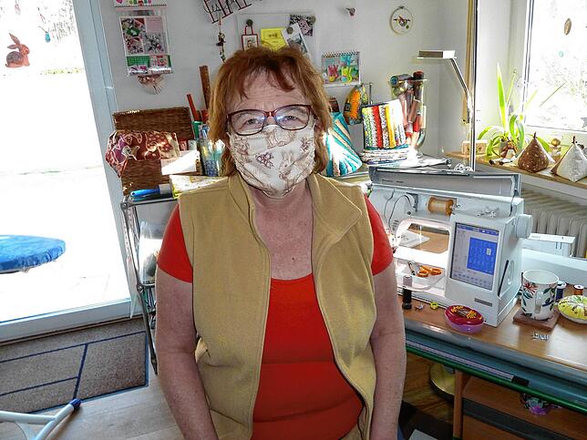 10. Die Gummibänder entweder um die Ohren schließen oder um den Kopf. Und fertig ist das Ganze. Bilder: Gudrun Becker