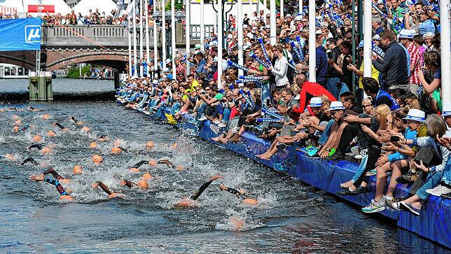 Eine Aufnahme während eines Triathlon-Wettkampfs in Hamburg.