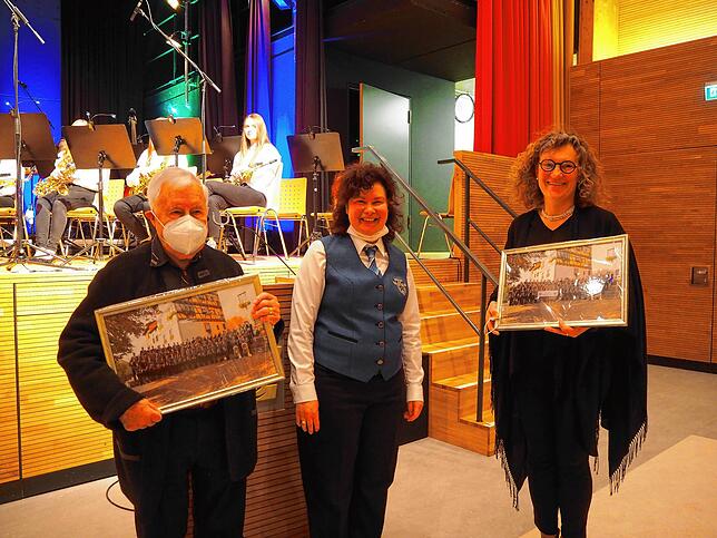 Norgard Österle (r.) und Norbert Heim werden von der Vorsitzenden Susanne Post verabschiedet. Die Musikerin Österle führte den Verein ...