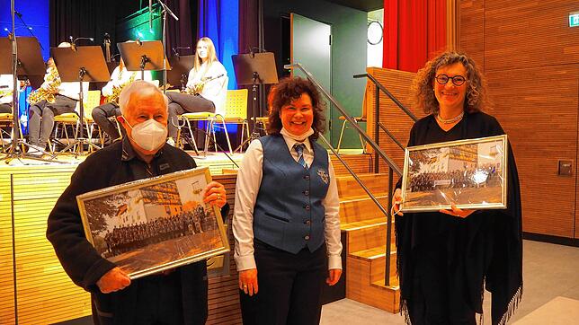 Norgard Österle (r.) und Norbert Heim werden von der Vorsitzenden Susanne Post verabschiedet. Die Musikerin Österle führte den Verein ...