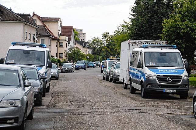 In Bad Säckingen parkten über zehn Polizeiwagen an der Straße. Weil die Straße nicht stark befahren ist, kam es zu keinen großen ...