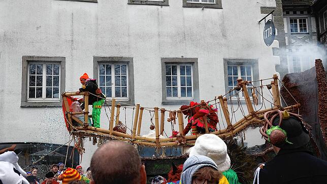 Bild 11: Großer Umzug 2023: Die Konstanzer Narren baden im Konfettiregen