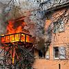 (Archivbild) Die Flammen schlagen im Dezember 2021 meterhoch aus dem Gebäude.
