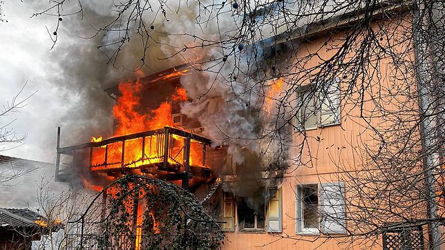 (Archivbild) Die Flammen schlagen im Dezember 2021 meterhoch aus dem Gebäude.