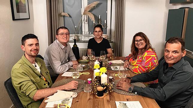 Das Team-Bodensee beim perfekten Dinner (von links): Patrick aus Überlingen, Kevin auf Friedrichshafen, der am Mittwoch Gastgeber sein ...