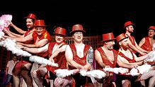Showgirls der Holzhauergilde präsentieren in einer Las Vegas Revue einen Fächertanz beim Holzhauerball.