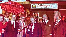 Der Bierstand von Leibinger war in den 70er-Jahren ein beliebter Treffpunkt auf der IBO. Das Bild zeigt (im Vordergrund, von links): ...