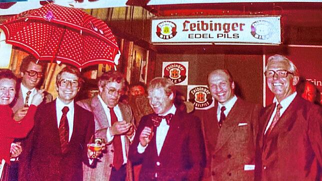 Der Bierstand von Leibinger war in den 70er-Jahren ein beliebter Treffpunkt auf der IBO. Das Bild zeigt (im Vordergrund, von links): ...