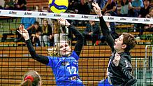 Die Villingerin Nina Schuhmacher (blaues Trikot) und Marina Maier vom VfB Ulm beobachten den Ball, der auf dem Netz tänzelt. Villingen ...