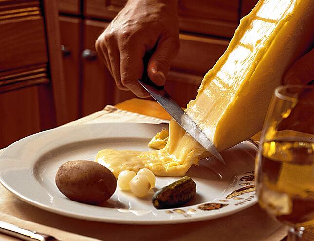 Raclette gehört nicht nur in der Schweiz zu einem der beliebtesten Gerichte, auch in Deutschland erfreut sich der abgeschabte Käse ...