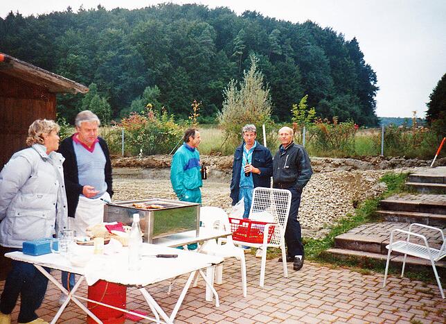 Wo früher gerne das improvisierte Buffet aufgebaut wurde, führt heute die Treppe auf der rückwärtigen Seite des Clubhauses zum ...
