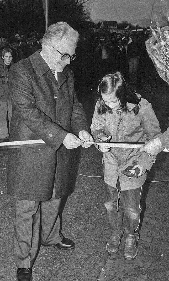 Eingeweiht: Die neunjährige Veronika von Messling hatte im Dezember 1980 mit Minister Rudolf Eberle die Ehre, das Band durchzuschneiden. ...
