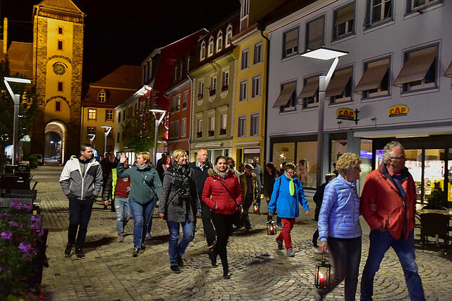 Die ganze Nacht hindurch beteiligen sich viele Besucher bei den Stadtführungen.