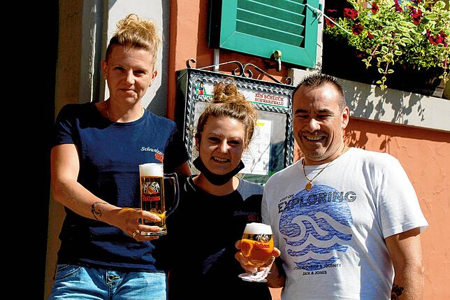 Der Gastronom Lars Breimaier mit seiner Familie im Schweizer Eck. Das Geschäft laufe zumindest zufriedenstellend wieder an, sagt er.