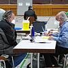 Koordinierter Ablauf der Impfaktion in der Stadthalle trotz doppelt so hoher Anzahl Impfwilliger wie Angemeldeter.