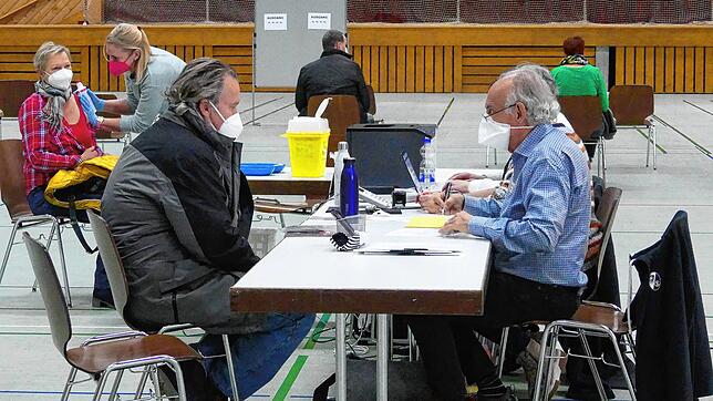 Koordinierter Ablauf der Impfaktion in der Stadthalle trotz doppelt so hoher Anzahl Impfwilliger wie Angemeldeter.