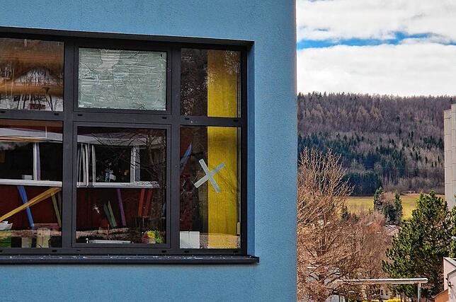 Die Gewaltbereitschaft trifft auch das Lehrerzimmer der Realschule: Ein Stein durchschlug beide Scheiben des doppelverglasten Oberlichts ...