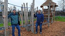 Die Außenanlagen um die neue Teuringer-Tal-Schule in Oberteuringen sind so gut wie fertig: Bürgermeister Ralf Meßmer (rechts) und ...