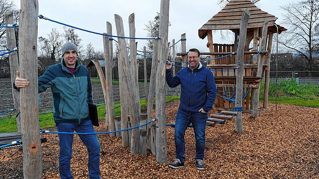 Die Außenanlagen um die neue Teuringer-Tal-Schule in Oberteuringen sind so gut wie fertig: Bürgermeister Ralf Meßmer (rechts) und ...