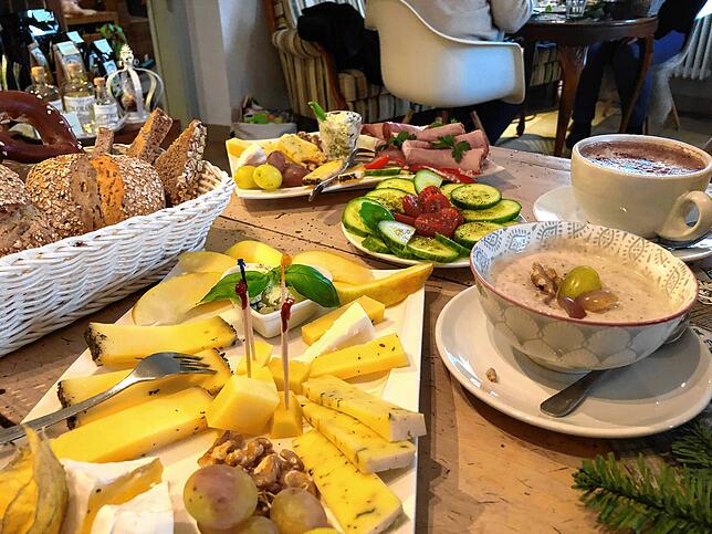 Wer ein Frühstück mit Käse- und Wurstplatten mag, wird beispielsweise im „Fachwerk 11“ in Stefansfeld fündig.
