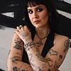 Saskia Patrice ist in Singen aufgewachsen. Die Künstlerin ist selbst stark tätowiert.