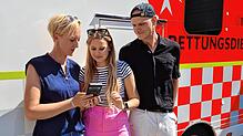 Janina Dietrich, Emilia Schubert und Adrian Nehrke (von links) wurden als qualifizierte Ersthelfer über die Corhelper-App bereits zu ...
