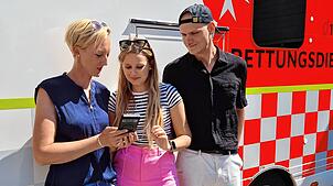 Janina Dietrich, Emilia Schubert und Adrian Nehrke (von links) wurden als qualifizierte Ersthelfer über die Corhelper-App bereits zu ...