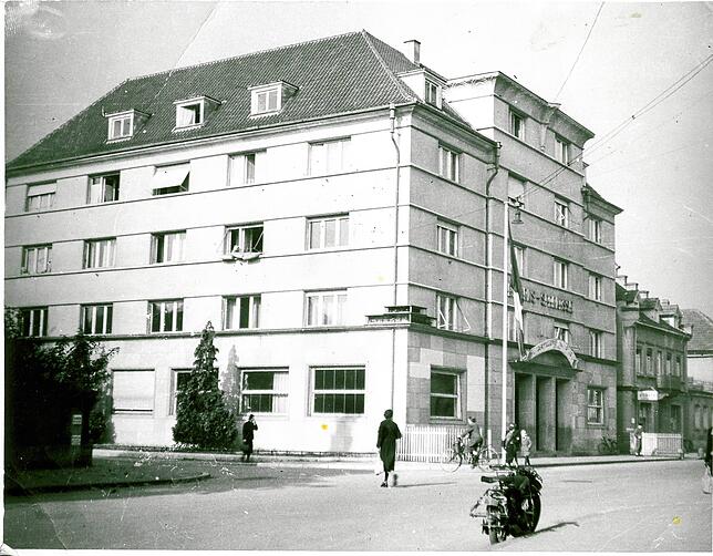 Die ehemalige Bezirkssparkasse im heutigen Modehaus Heikorn wurde zur französischen Kommandantur im Singen der Nachkriegszeit, wie die ...