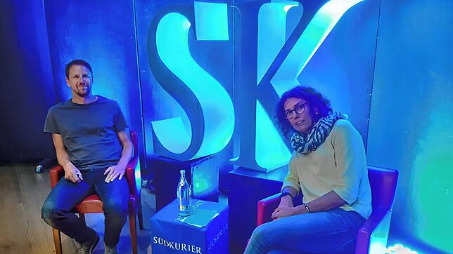 Ute Munz und Martin Müller nehmen nach der Veranstaltung auf den desinfizierten Stühlen der Kandidaten Platz. Der Sport kommt ihnen ...
