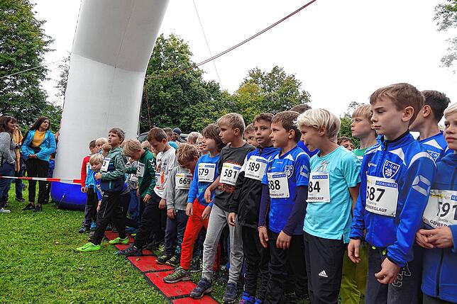 Auch dieses Jahr gibt es wieder Kinderläufe: Schüler der Klassenstufen fünf bis zehn sind auf 2,3 Kilometern unterwegs, Grundschüler ...
