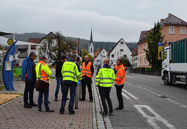 Besprechung an der Bushaltestelle: Hier liegen unter dem Gehweg Leitungen der Telekom.